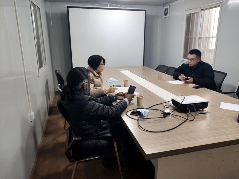 國外客戶來我廠考察，試駕奔馬小型壓路機