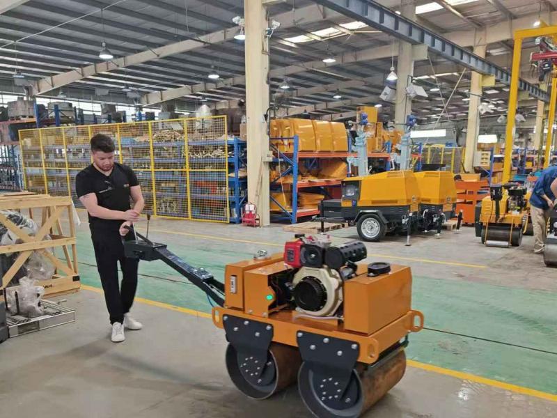 國(guó)外客戶來(lái)我廠參觀考察小型壓路機(jī)、移動(dòng)照明車等產(chǎn)品