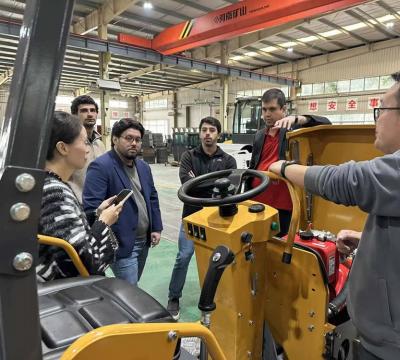 國(guó)外客戶(hù)來(lái)廠參觀小型壓路機(jī)